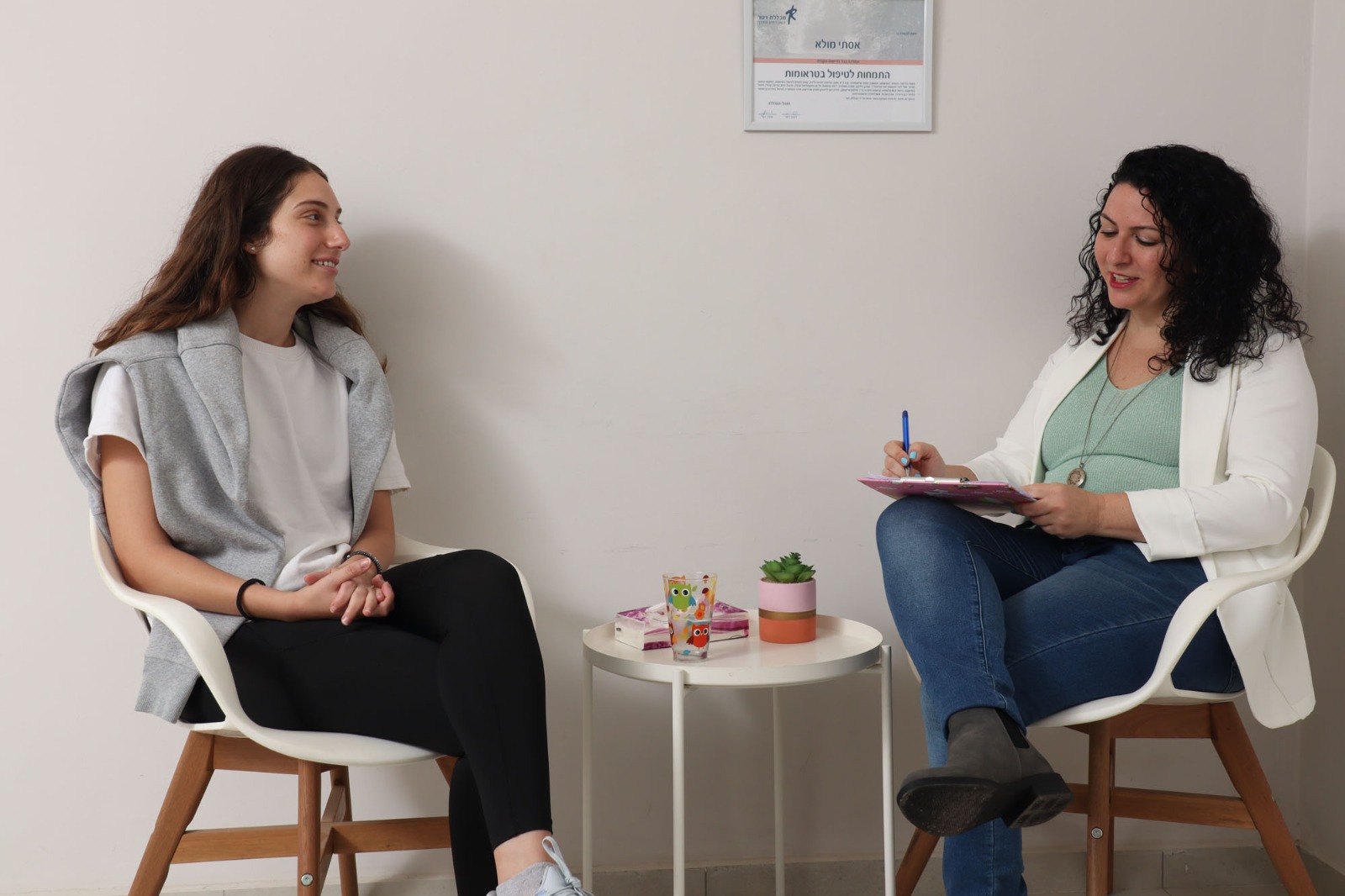 אסתי מולא ולירז- מחייכות בישיבה